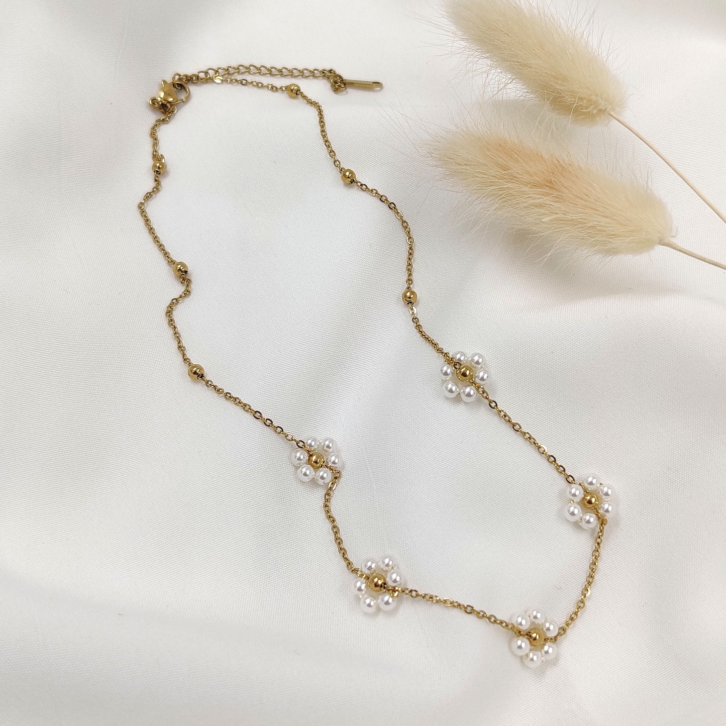 White Daisy Necklace