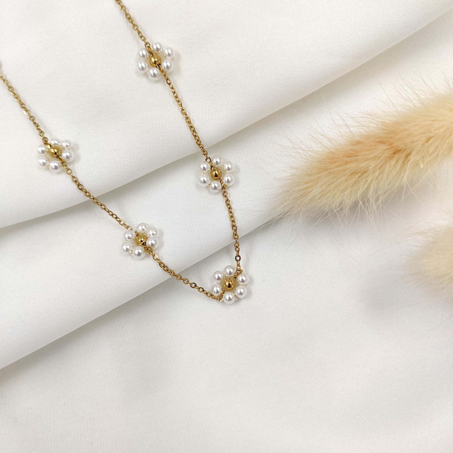 White Daisy Necklace